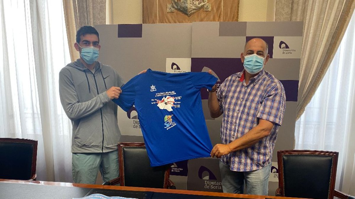 Emilio Cabrerizo, delegado provincial de pelota, y Gustavo Marín, diputado de deportes, durante la presentación del torneo. HDS