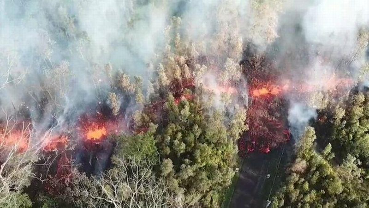 El volcán Kilauea, ubicado en la isla de Hawai (EE.UU.), entró hoy en erupción provocando una orden de evacuación de una zona residencial cercana.-EFE