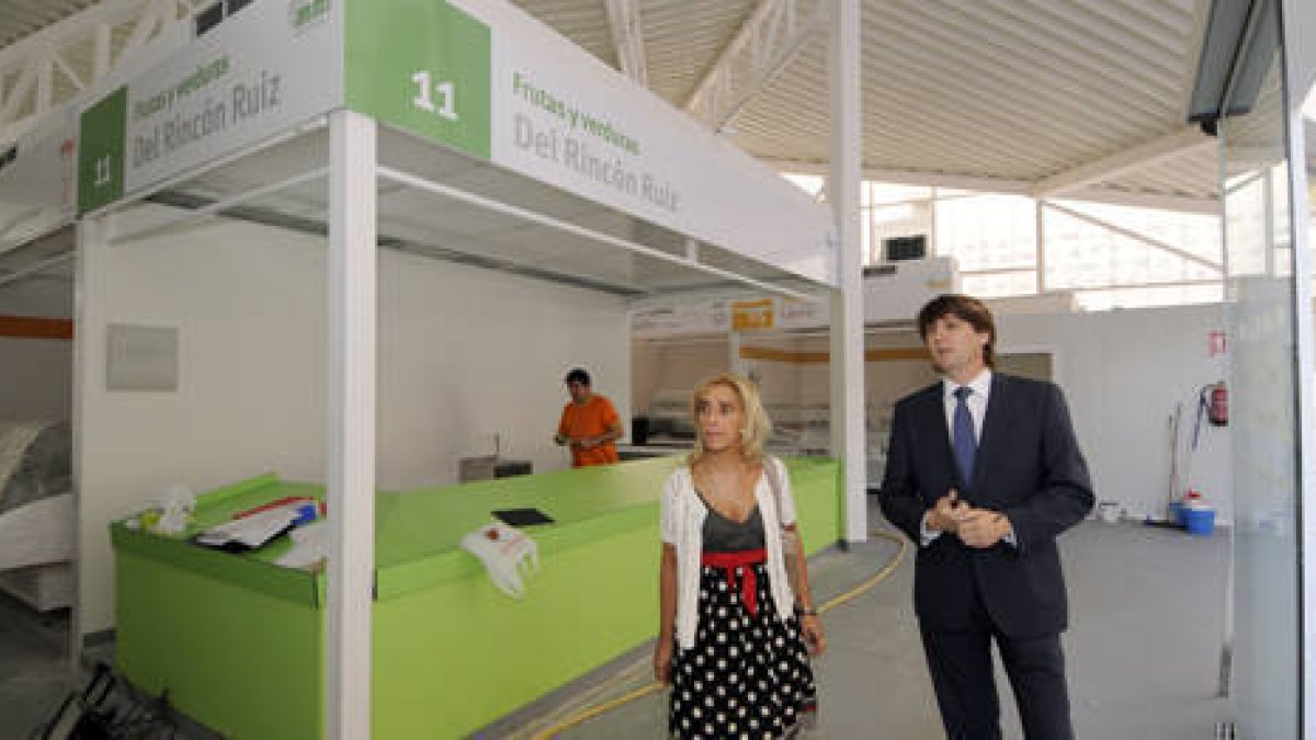 Calos Martínez y Teresa Valdenebro visitaron ayer el mercado municipal. / VALENTÍN GUISANDE-