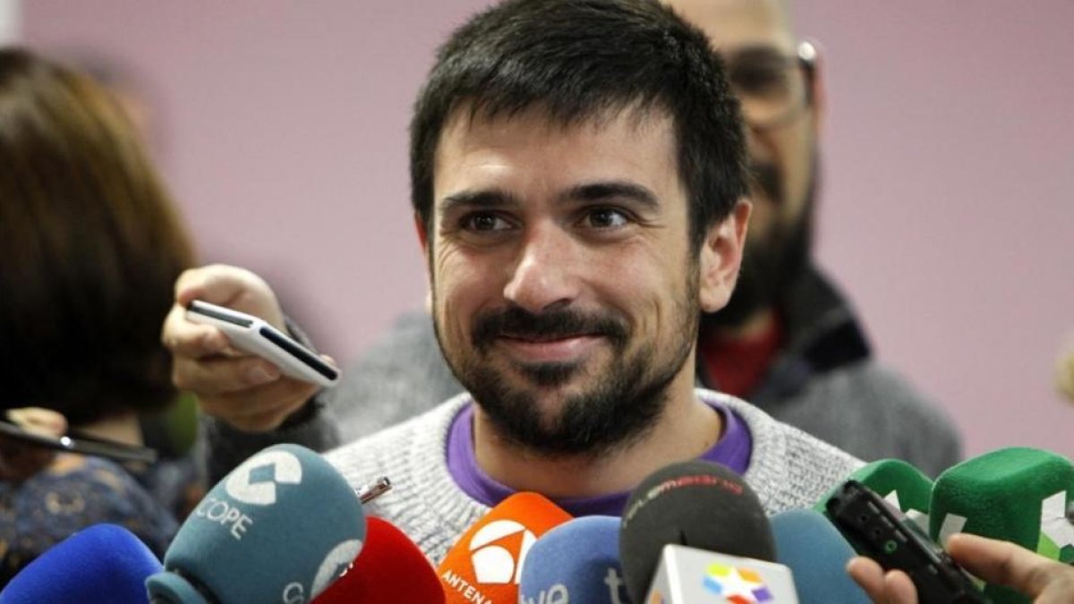 El dirigente de Podemos, Ramón Espinar, atiende a los medios.-PERIODICO (EFE / JAVIER LÓPEZ)