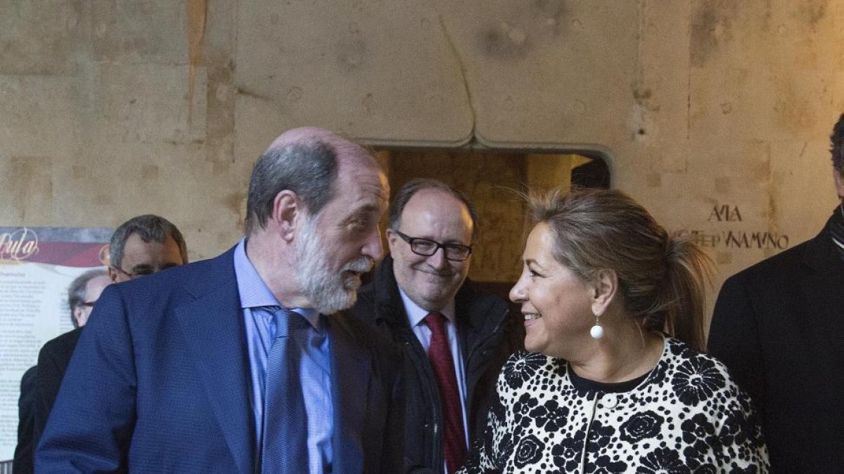 La vicepresidenta y consejera de Empleo, Rosa Valdeón, clausura el acto académico de celebración del XX aniversario del Instituto Universitario de Integración en la Comunidad (Inico). En la imagen junto a Miguel Ángel Verduno, director del Inico-ICAL