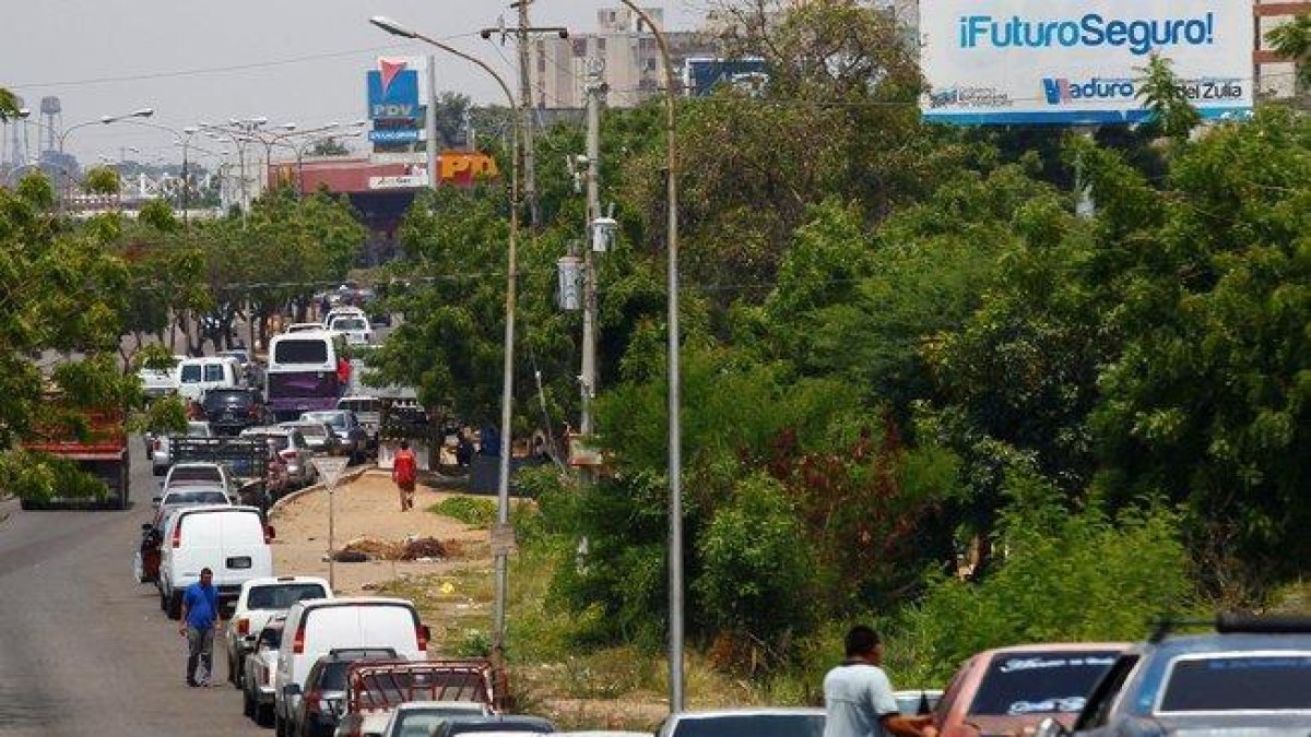 Colas para conseguir combustible.-