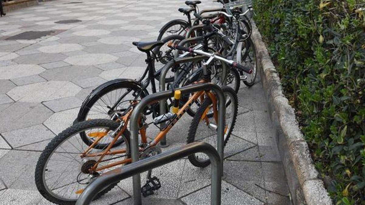 Bicicletas aparcadas en la calle. HDS