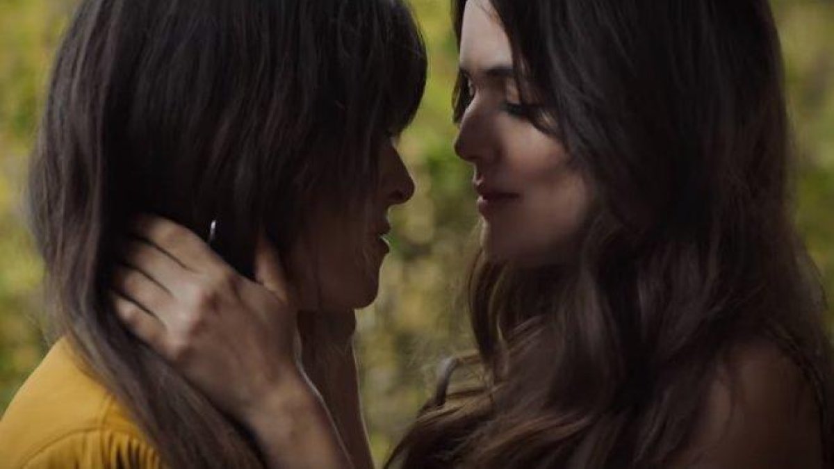 Fotograma del vídeo De tus ojos en el que Vanesa Martín y Adriana Ugarte protagonizan una apasionada historia de amor.-YOUTUBE