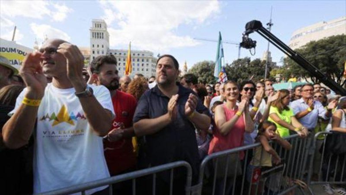 Romeva, Rufián y Junqueras, durante la manifestación de la Diada.-JULIO CARBÓ