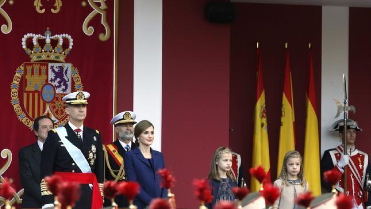 Los reyes Felipe y Letizia, junto a sus hijas Sofía y Leonor, presiden el desfile del Día de la Hispanidad.-EFE