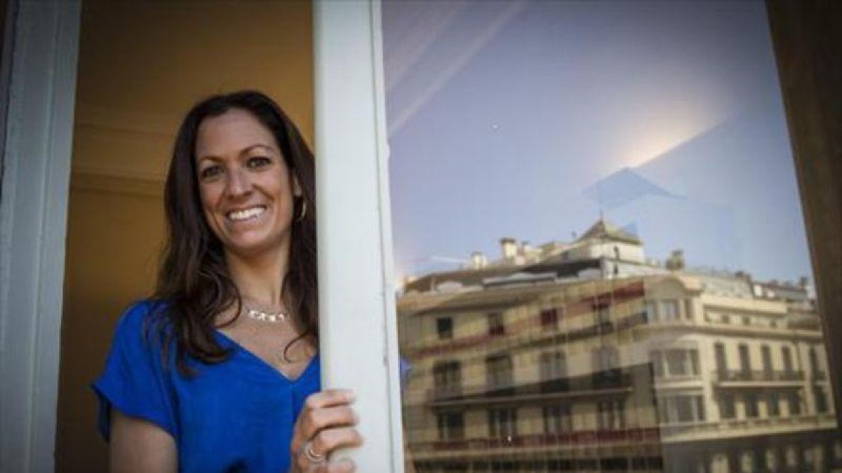 La decana electa del Colegio de Abogados de Barcelona, Maria Eugenia Gay, ayer en su despacho.-CARLOS MONTAÑÉS