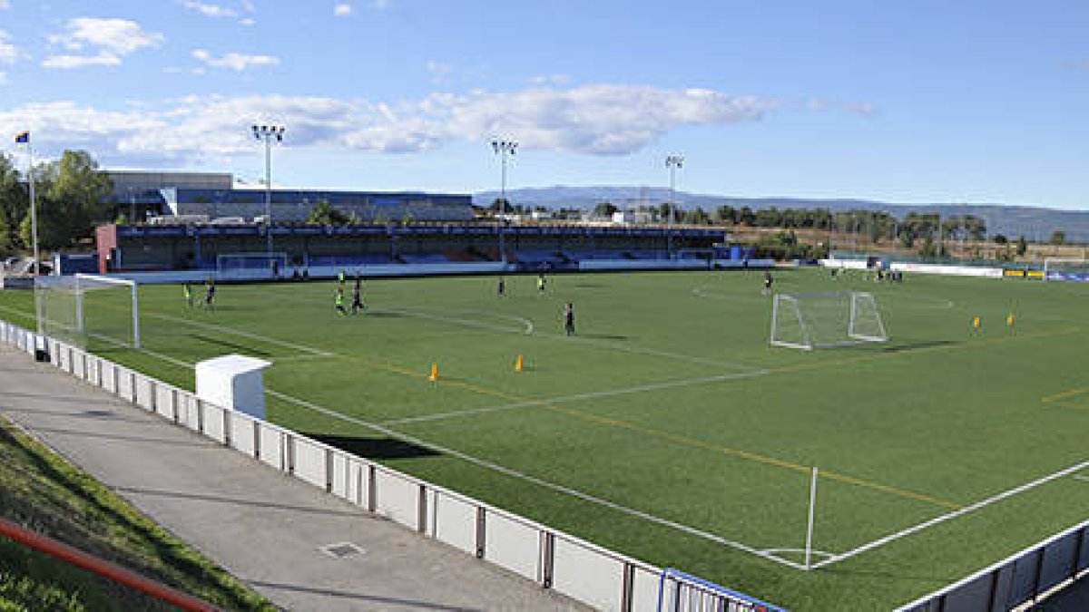 La Ciudad Deportiva acoge a 300 jóvenes repartidos en 15 equipos. / VALENTÍN GUISANDE-