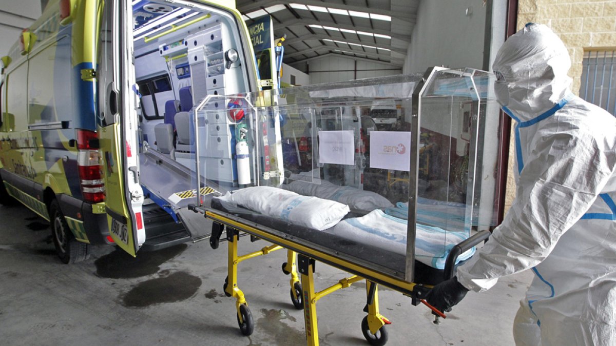 Instalaciones de Nuevas Ambulancias Soria con las camillas utilizadas para posibles casos de coronavirus. - L.Á.T.
