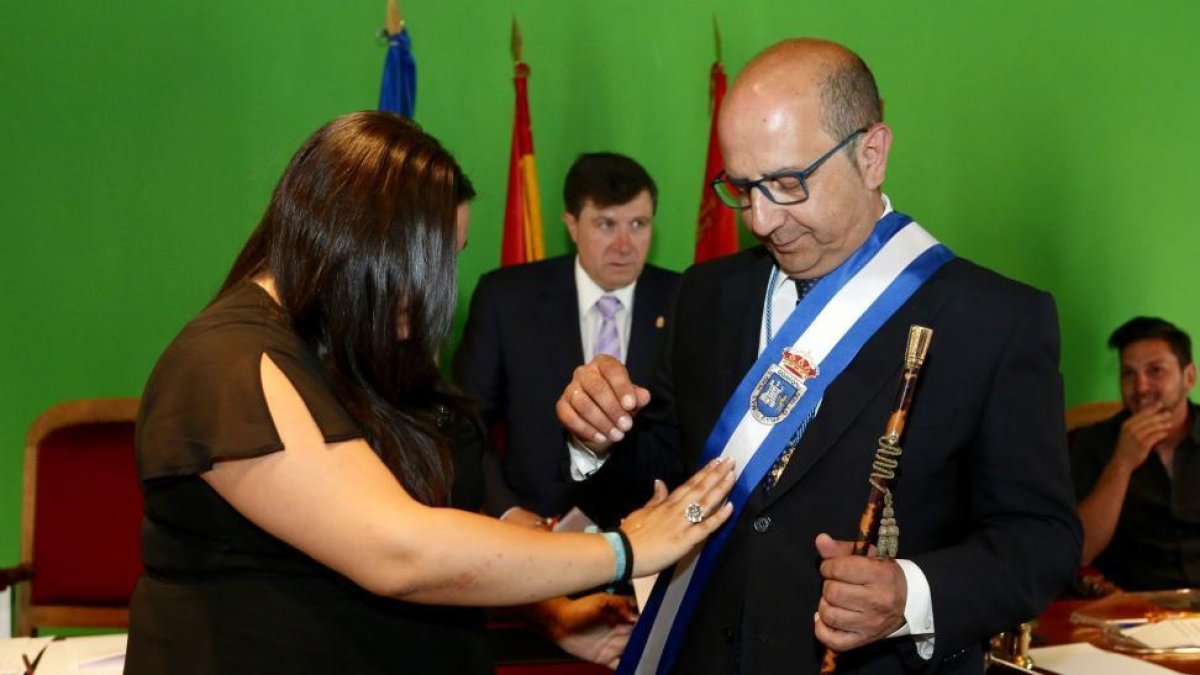 El portavoz del Partido Popular en el Ayuntamiento de Pola de Gordón (León) Francisco Castañón, recupera la alcaldía tras la dimisión del único alcalde de Izquierda Unida en la provincia, Juan Carlos Lorenzana.-ICAL