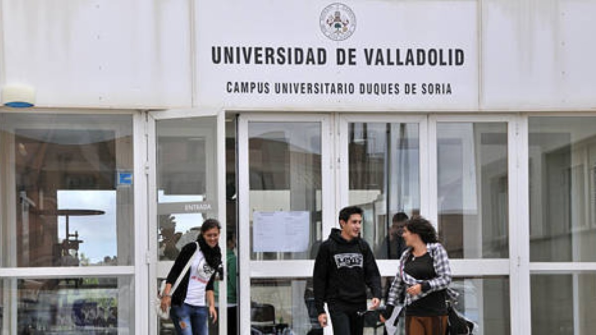 Estudiantes en el Campus Universitarios. / A. M. -