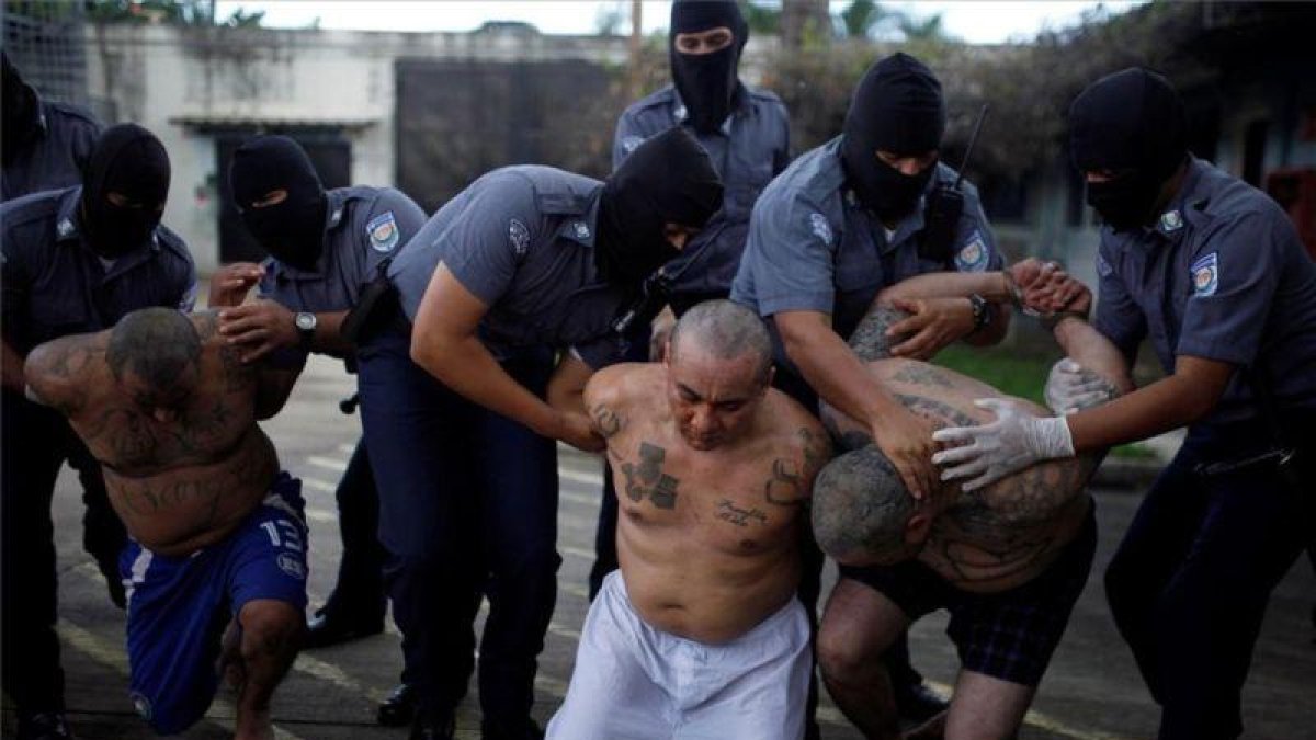 El pasado 21 de agosto, un tribunal antimafia de El Salvador condenó a penas de hasta 100 años de prisión a 61 miembros de la MS13.-REUTERS / JOSE CABEZAS