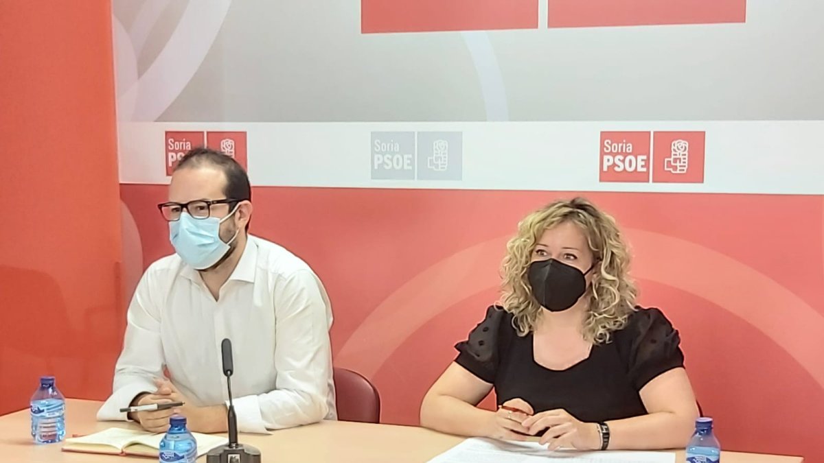 Los procuradores socialistas Ángel Hernández y Judith Villar, ayer. HDS