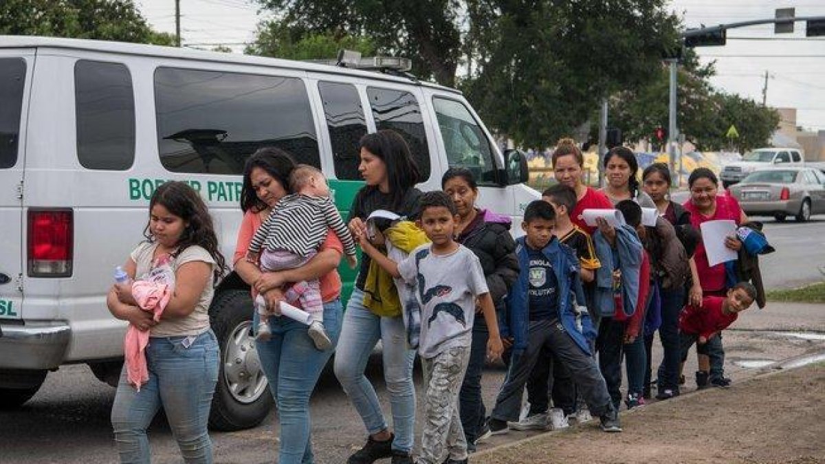 Inmigrantes dentenidos por la Patrulla Fronteriza de los EEUU.-AFP