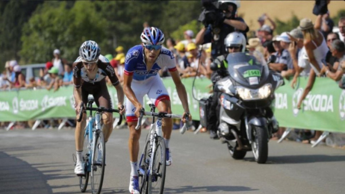 Thibaut Pinot (FDJ) y Romain Bardet, durante la ascensión a Méribel, final de la etapa reina del Dauphiné.-ASO