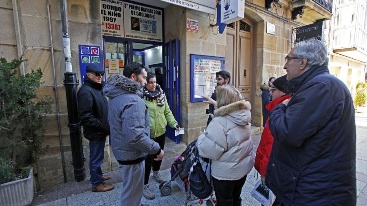 Clientes ayer a las puertas de una administración de El Collado abierta en la jornada de ayer.-MARIO TEJEDOR