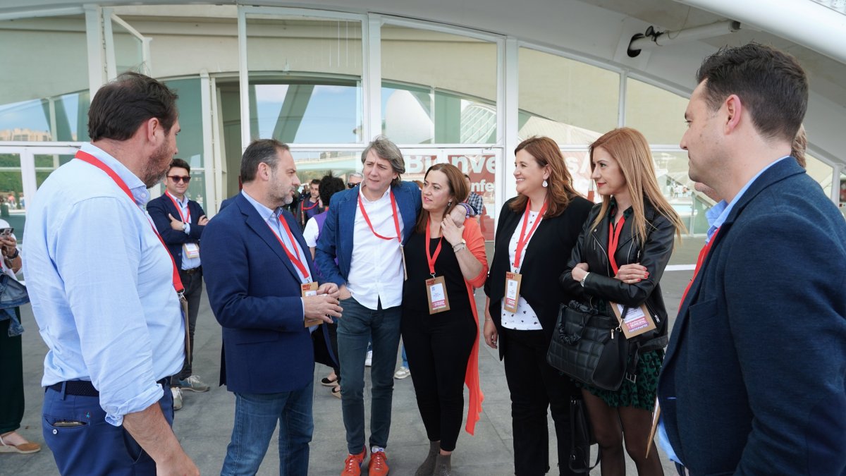 Carlos Martínez y Virginia Barcones ayer en Valencia escuchando al exministro José Luis Ábalos. ICAL
