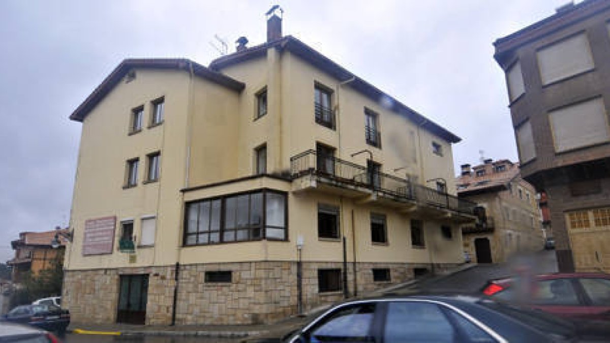 Residencia de ancianos de Navaleno, en la que trabajaba Lourdes Revuelto antes de su despido. / FERNANDO SANTIAGO-