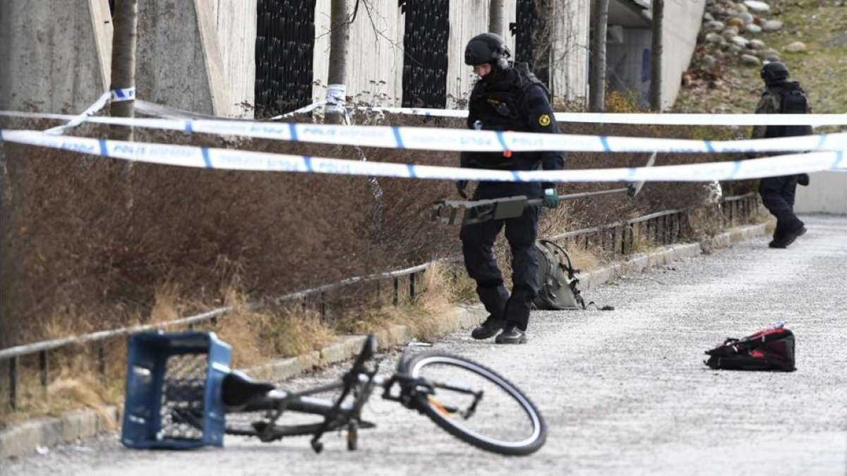 La policía ha acordonado el área fuera de la estación de metro Varby Gard, al sur de Estocolmo, donde dos personas resultaron heridas por algún tipo de explosivo en Estocolmo.-/ HENRIK MONTGOMERY (AP)
