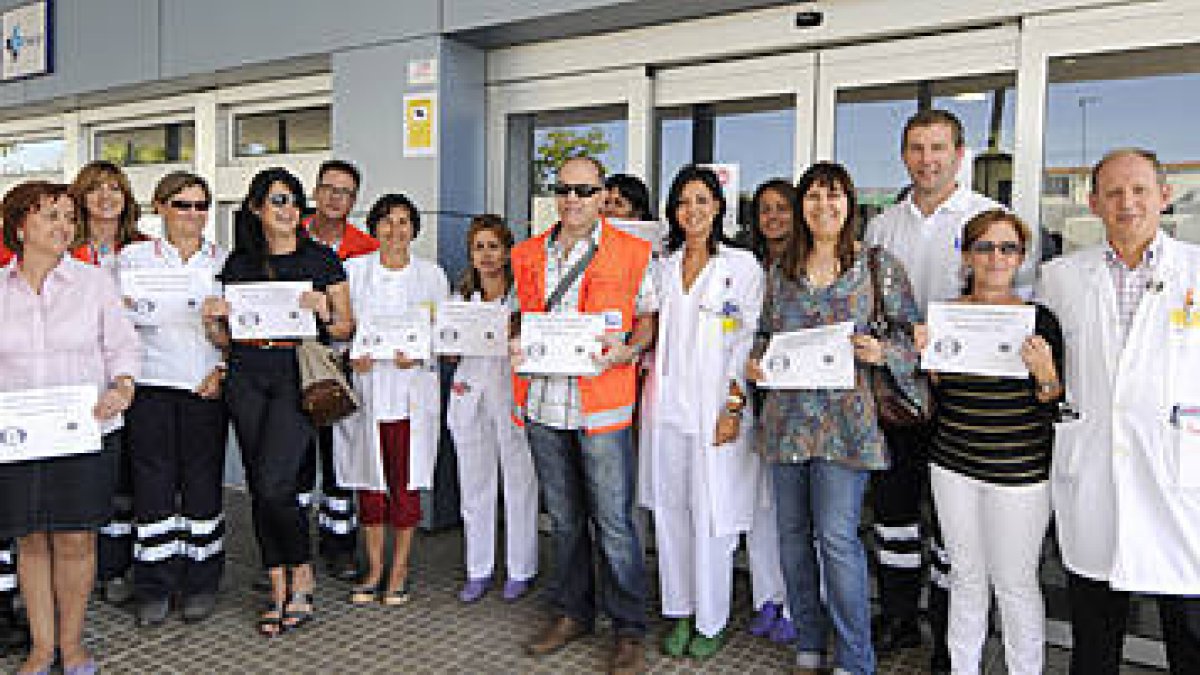 Concentración de médicos a las puertas del servicio de Urgencias del hospital en septiembre de 2011. / VALENTÍN GUISANDE-