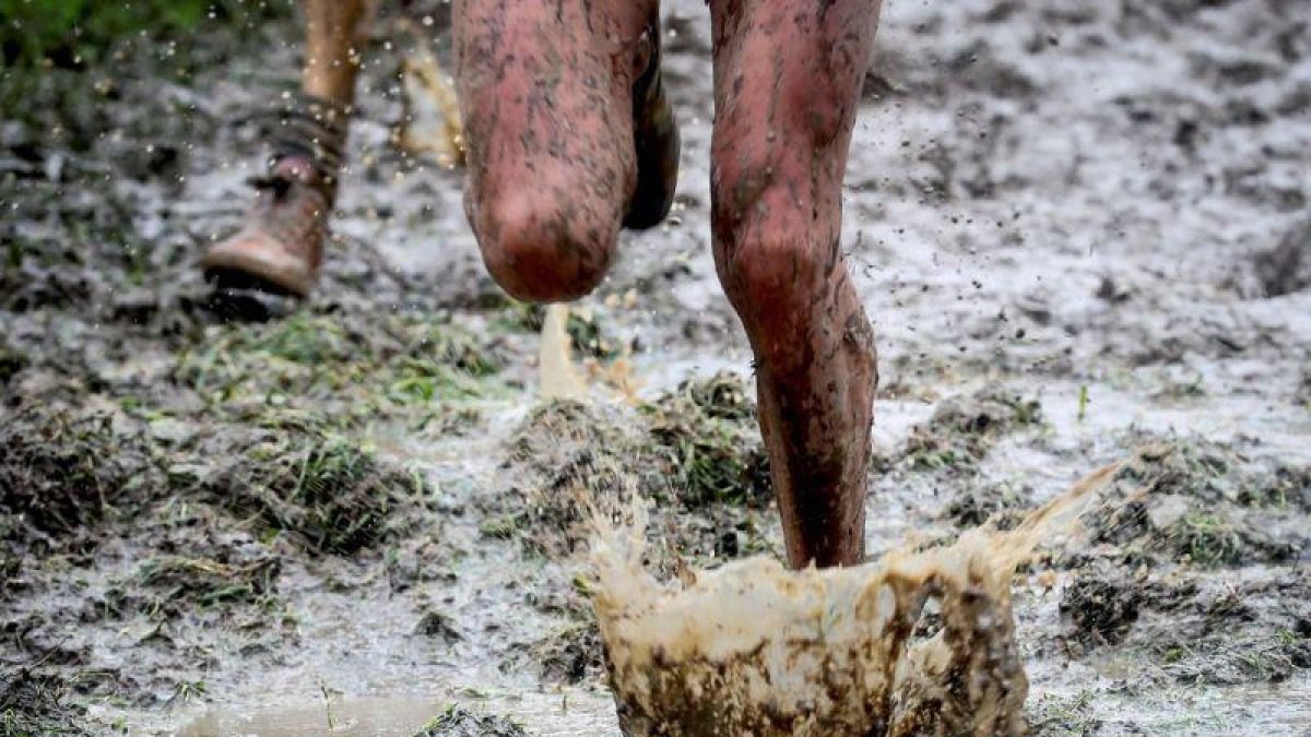 Detalle del paso de uno de los participantes en la 75 edición del Cross Internacional Juan Muguerza.-EFE / JAVIER ETXEZARRETA (EFE)