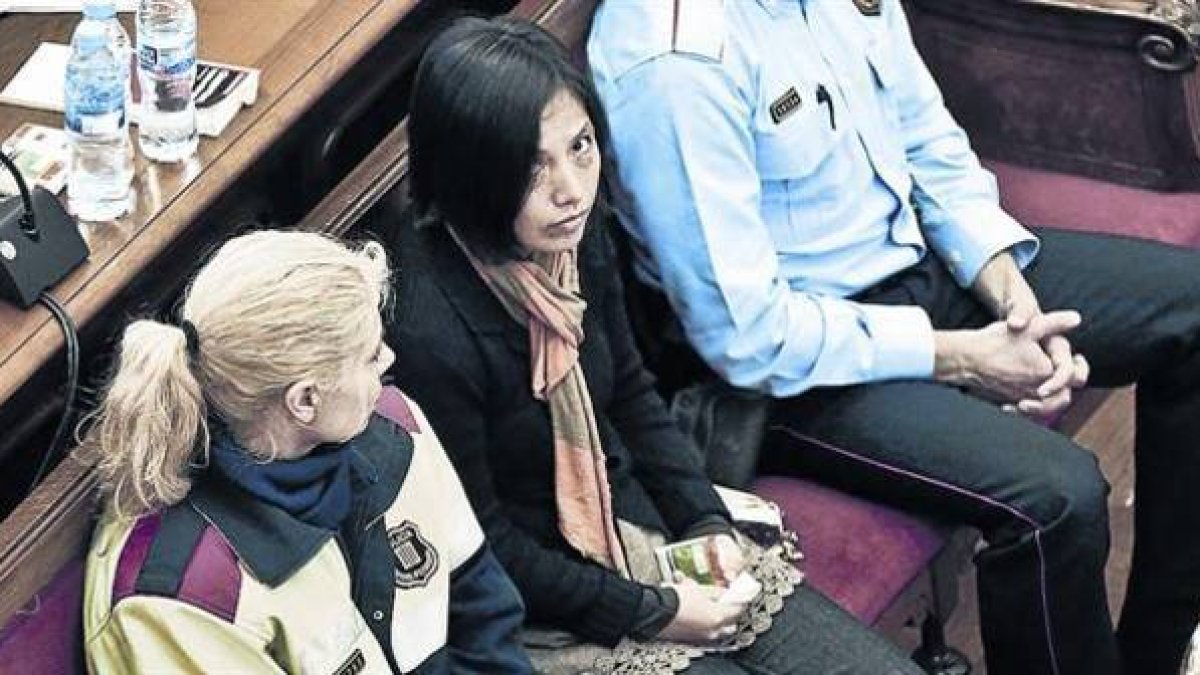 La acusada de matar a sus dos hijos, en el centro, durante la primera jornada del juicio.-Foto: DANNY CAMINAL