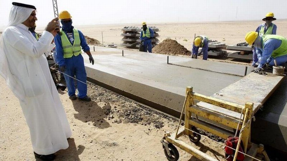Obreros trabajando en la localidad de Jeddah en el proyecto de alta velocidad que unirán La Meca y Medina.-CHEMA MOYA