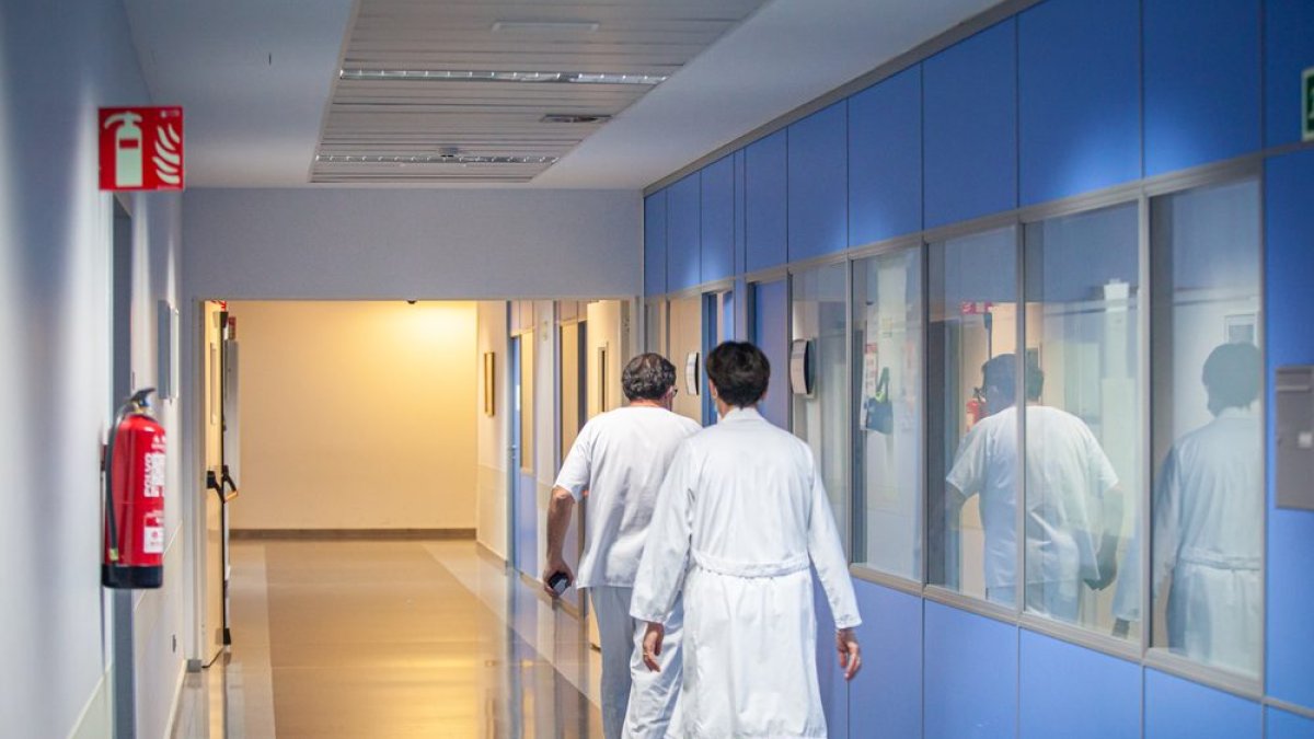 Dos sanitarios en el hospital de Soria. MARIO TEJEDOR