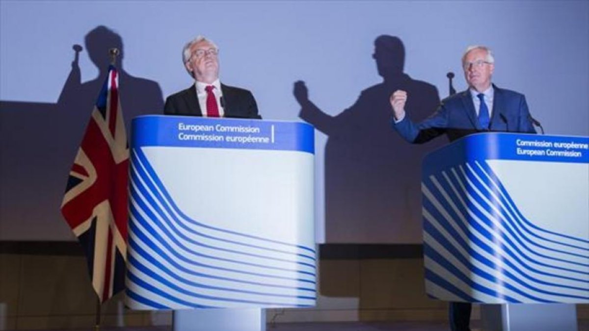 El negociador británico David Davis (izquierda) y el de la Unión Europea, Michel Barnier, ayer, en Bruselas.-EFE / OLIVIER HOSLET