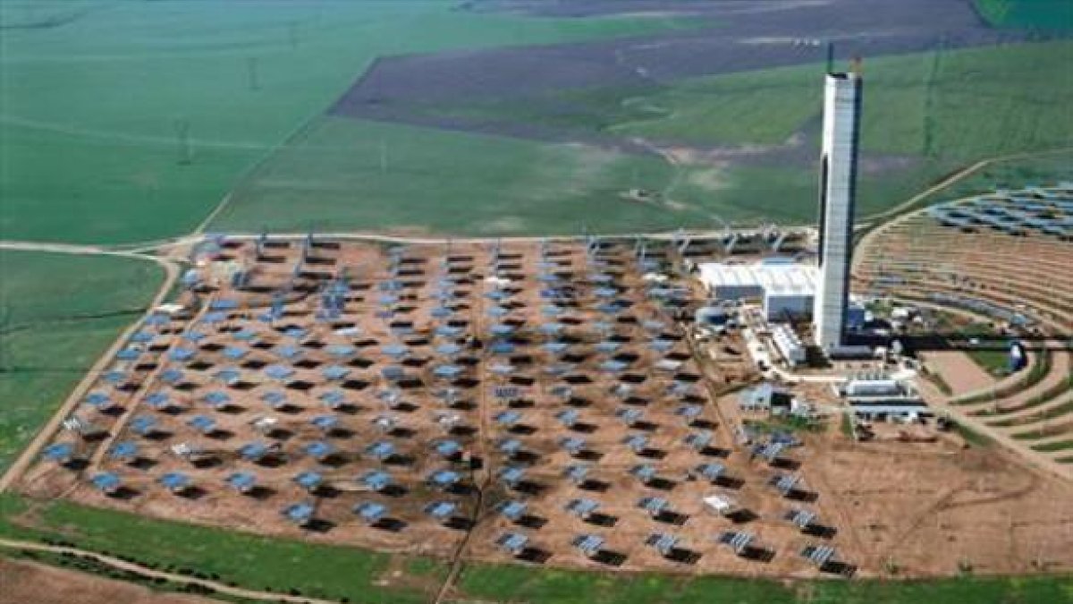 Vista aérea de la planta termosolar de Abengoa en Sanlucar la Mayor, Sevilla.-EL PERIÓDICO / ABENGOA