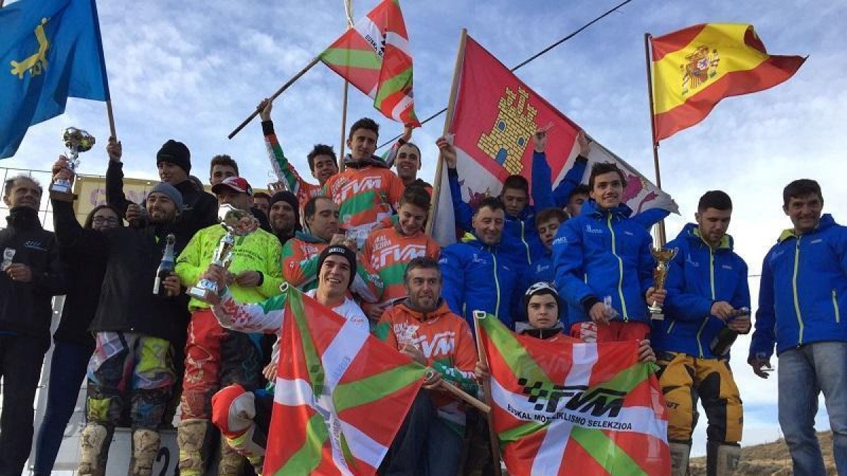 Los vencedores del autonomías de motocross, en el podio.-ANA HERNANDO
