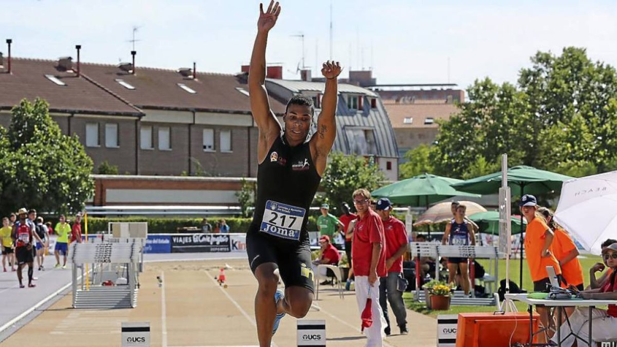 El salto de Alejandro Matantu que le valió el sábado la medalla de oro en la modalidad de triple.-El Mundo Valladolid