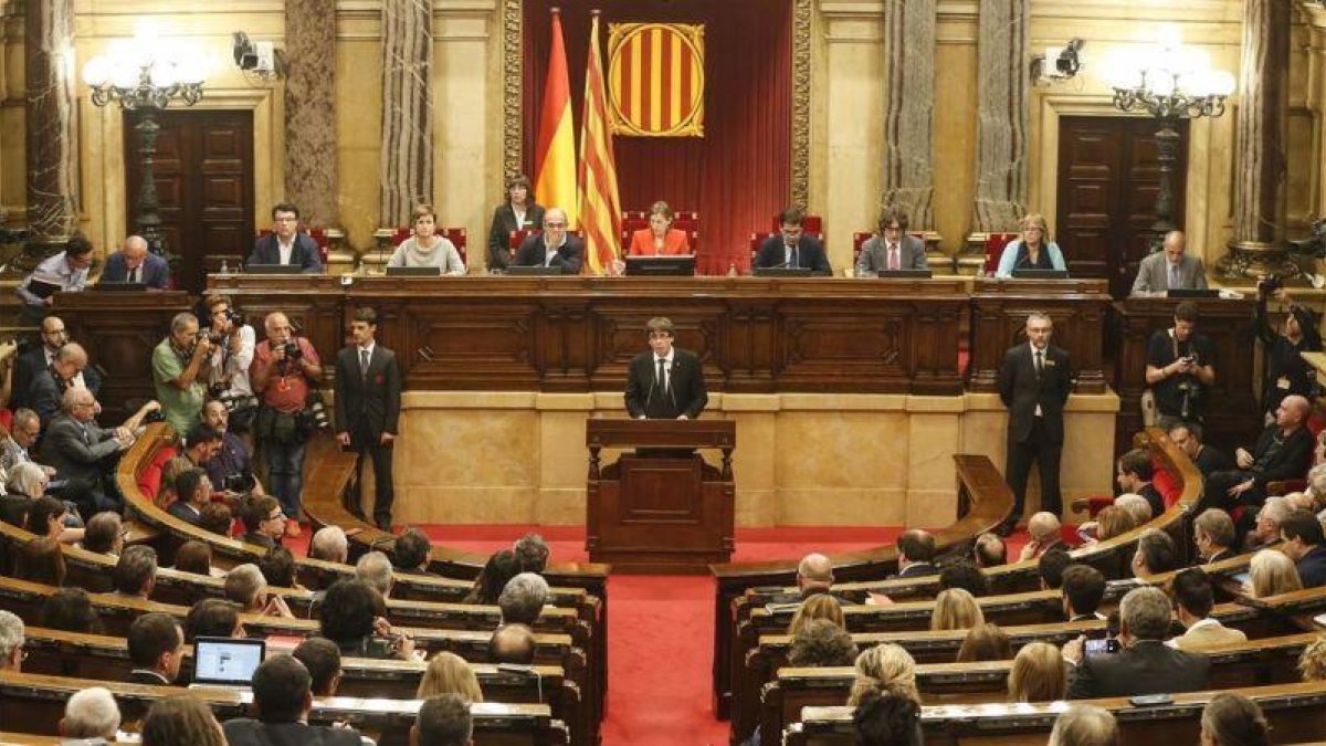 El president Carles Puigdemont interviene en el Parlament, el pasado 10 de octubre.-JULIO CARBÓ