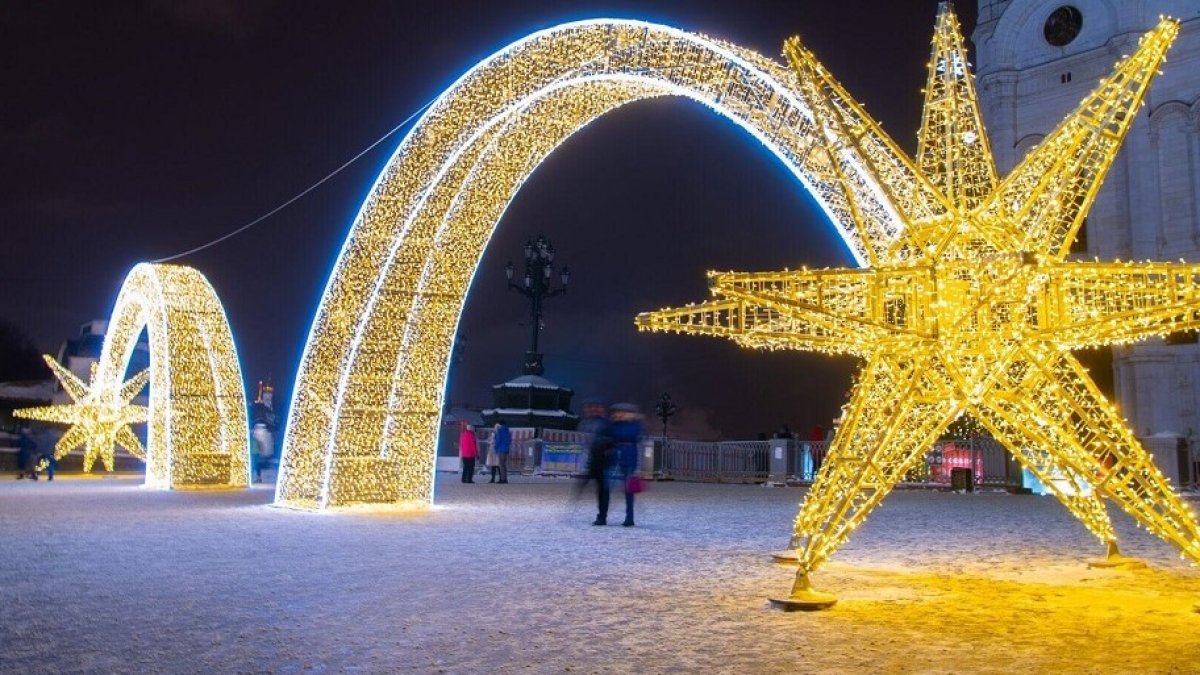 Una gran estrella de Navidad en una iluminación navideña. HDS