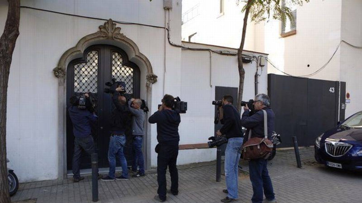 Periodistas ante la vivienda de Oleguer Pujol.-Foto: ALBERT BERTRAN