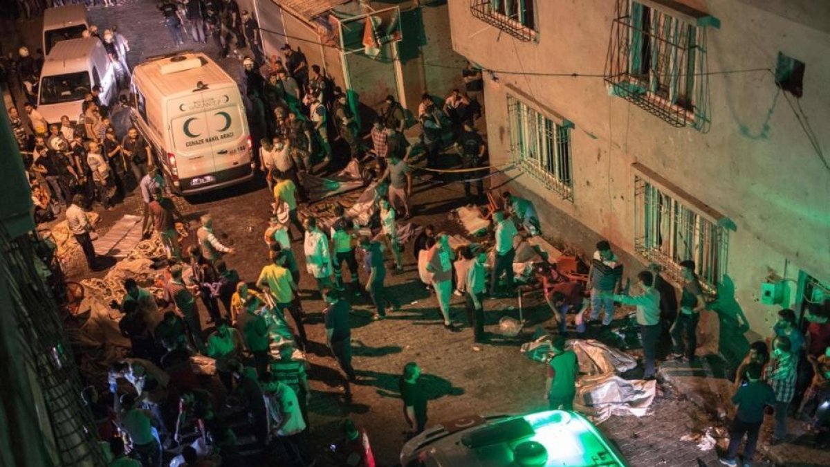 Al menos 30 muertos en un atentado en el sureste de Turquía AFP / AHMED DEEB Ambulancias en el lugar del atentado en la ciudad turca de Gaziantep durante la celebración de una boda.-AFP