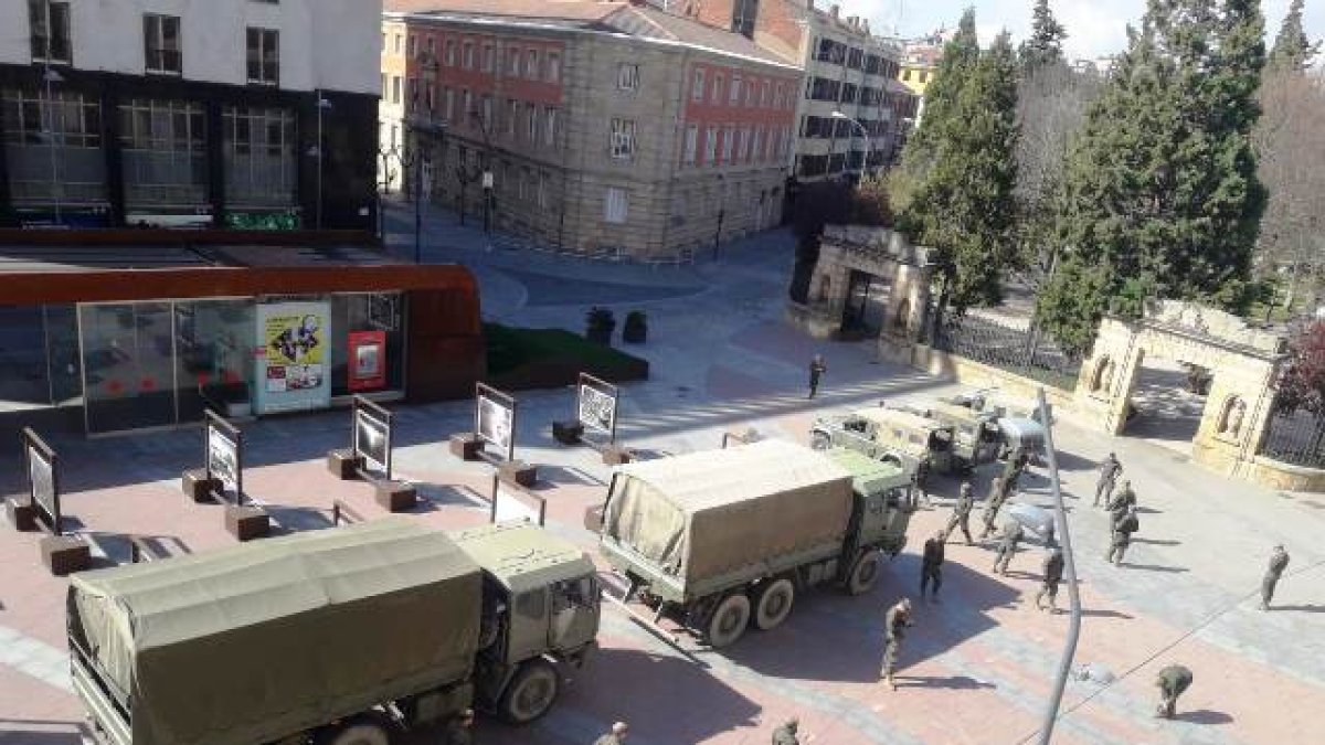 Efectivos militares en la plaza Mariano Granados.