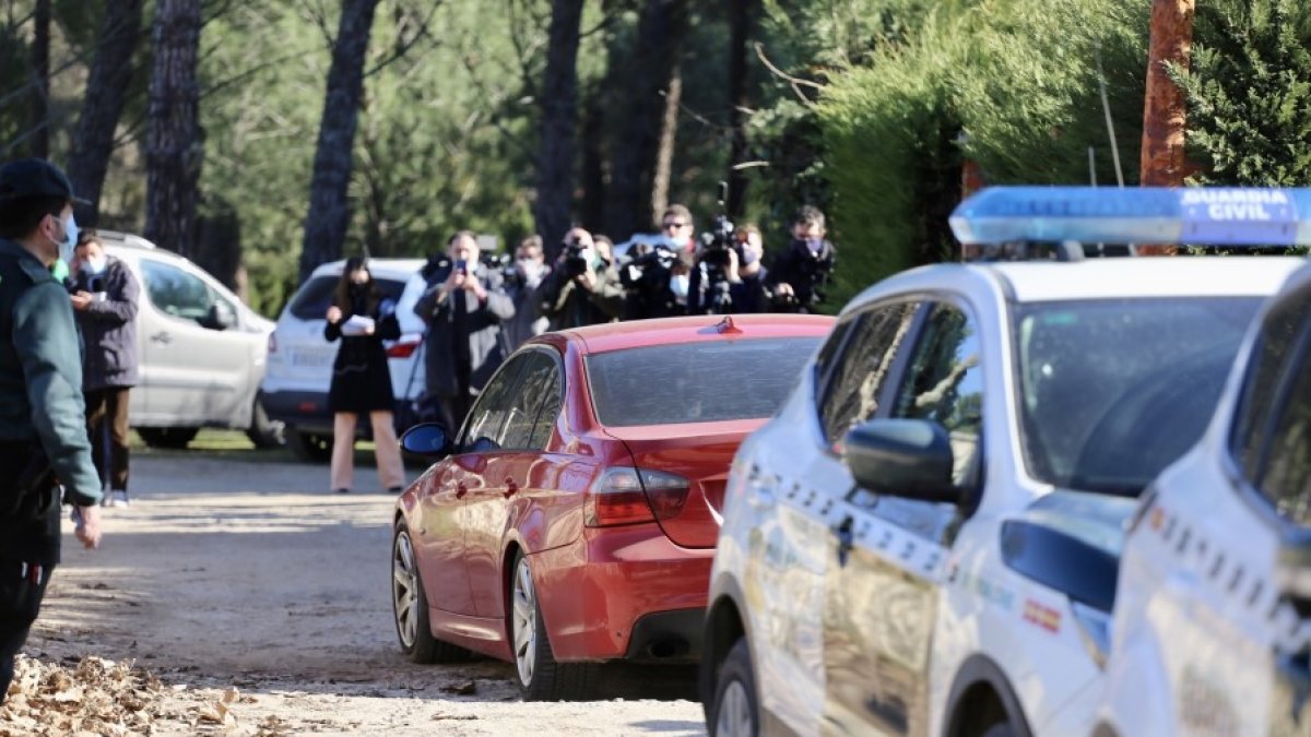 Numerosos medios se congregan junto al chalet registrado en Traspinedo dentro de la operación para localizar a Esther López. LETICIA PÉREZ-ICAL