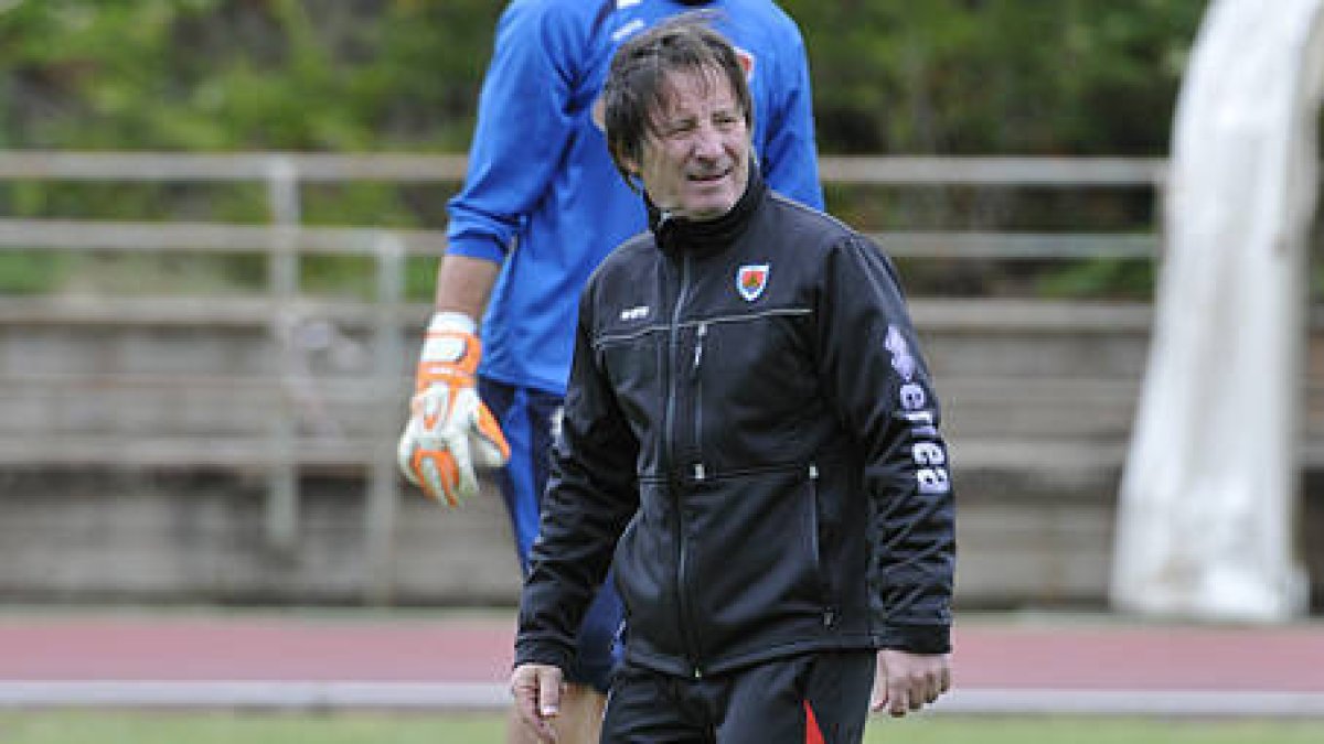 Anquela renovó ayer por una temporada más. / VALENTÍN GUISANDE-