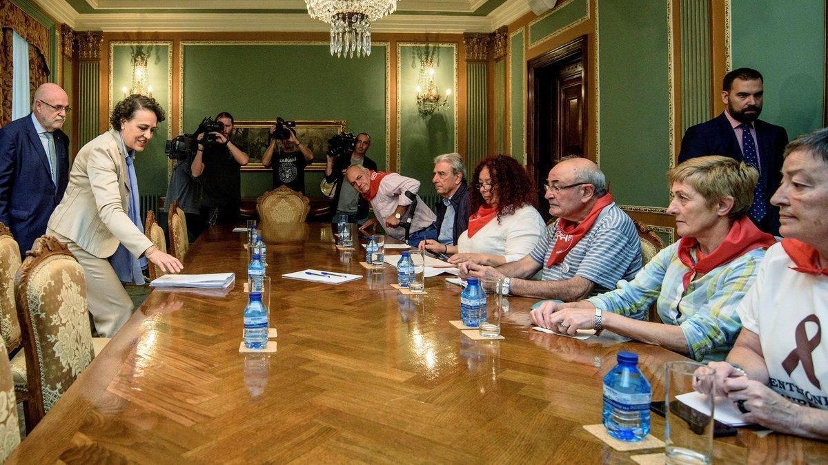 La ministra de Trabajo, Magdalena Valerio, reunida con unos pensionistas.-EFE