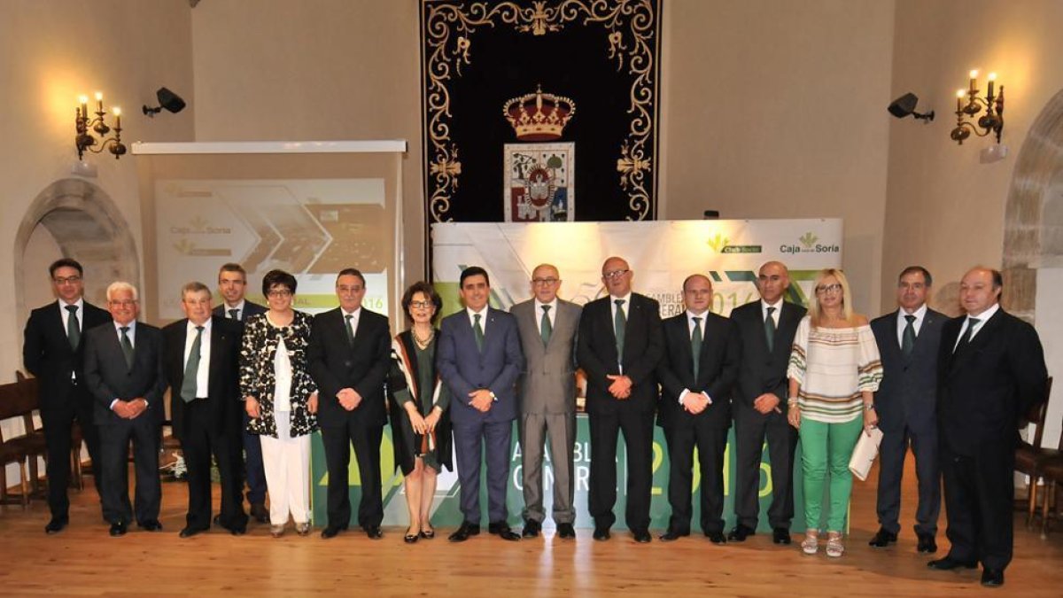 Miembros del Consejo Recto de Caja Rural, ayer, tras la Asamblea General.-VALENTÍN GUISANDE