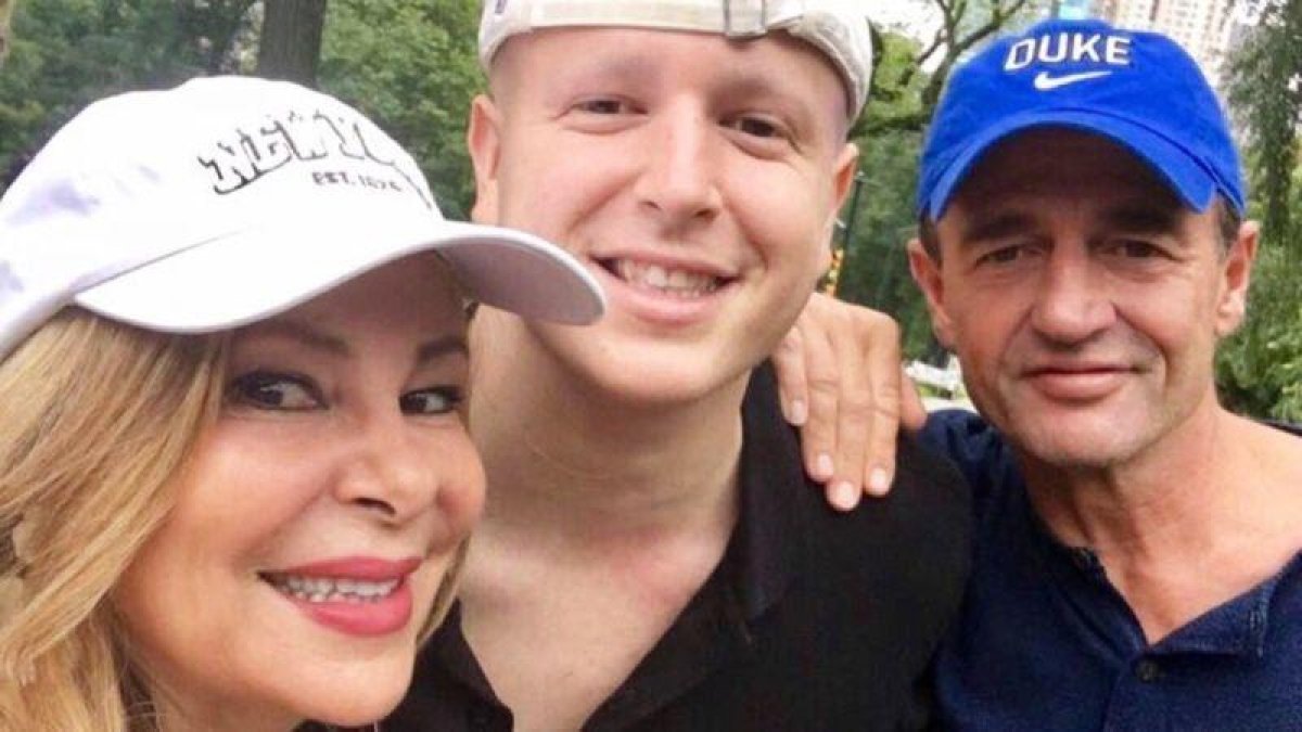 Ana Obregón junto a su hijo Álex y Alessandro Lequio.-EL PERIÓDICO