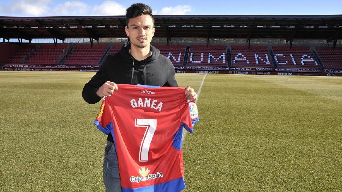 Ganea, durante su presentación ayer como nuevo jugador del Numancia.-VALENTÍN GUISANDE