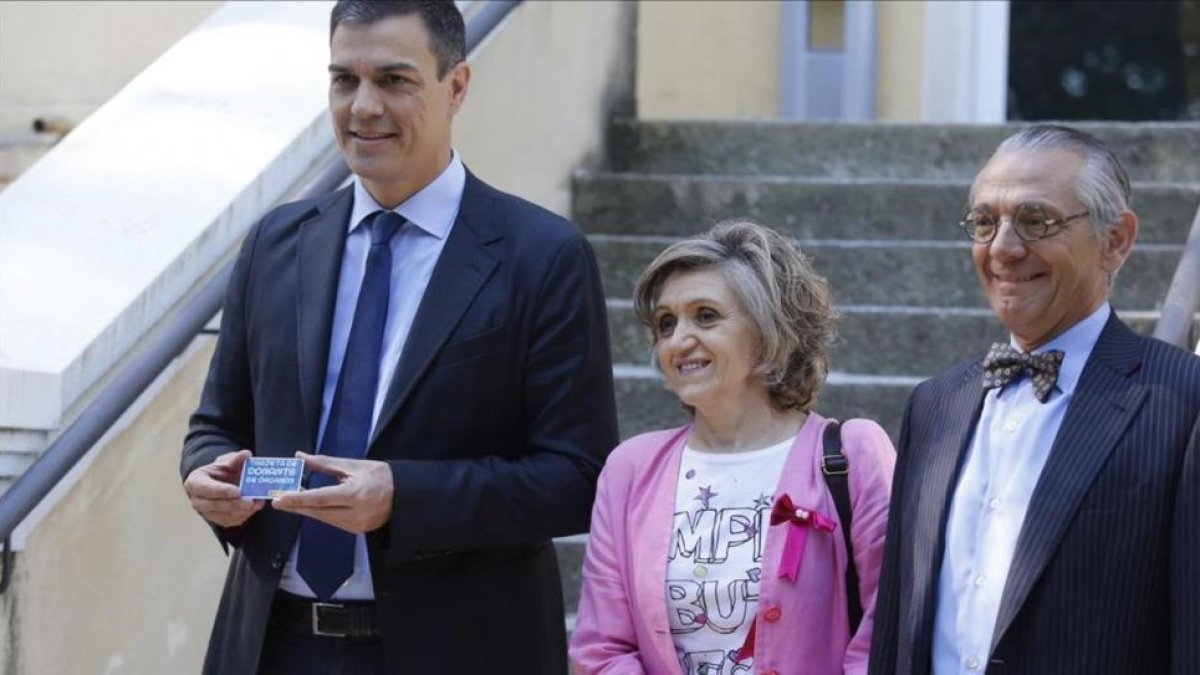 María Luisa Carcedo, junto con Pedro Sánchez, en una imagen de archivo.-/ AGUSTIN CATALAN