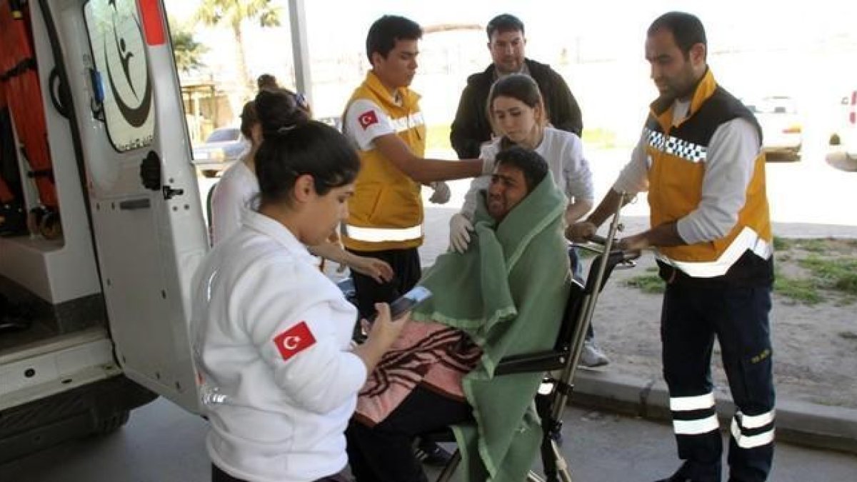 Los médicos atienden a los supervivientes del naufragio-AP/ Huseyin Caliskan