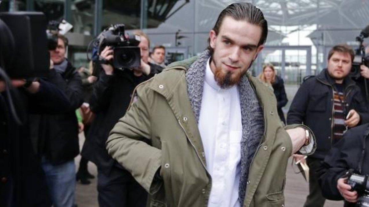 Michael Delefortrie, uno de los condenados en el macrojuicio contra la organización Sharia4Belgium, abandona el tribunal, este miércoles en Amberes.-Foto: REUTERS / FRANÇOIS LENOIR