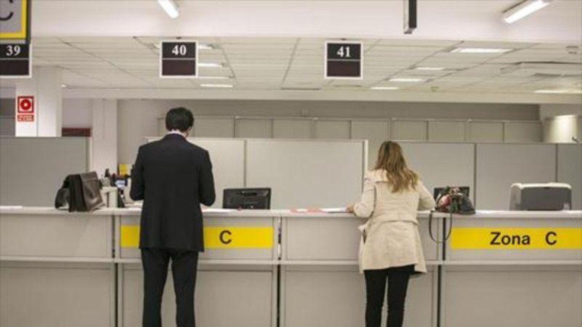 Oficinas de la Agencia Tributaria en la plaza de Letamendi de Barcelona.-JOAN CORTADELLAS