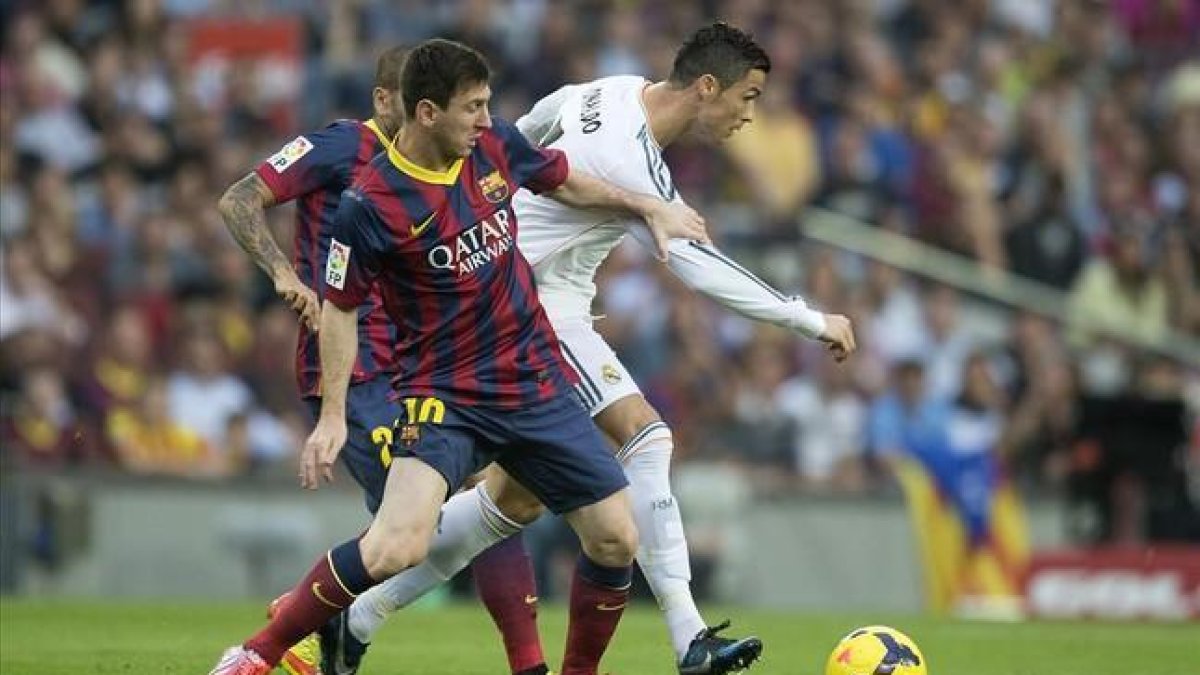 Leo Messi y Cristiano Ronaldo, durante un Barça-Madrid.-JORDI COTRINA