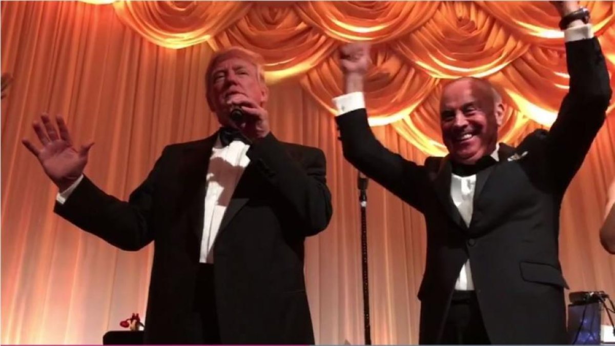 Donald Trump al lado de Joseph Cinque durante la celebración de año nuevo, en la mansión Mar-a-Lago en Florida. 01 de enero del 2017. Imagen capturada del video publicado por el diario local Palm Beach Daily News.-Palm Beach Daily News