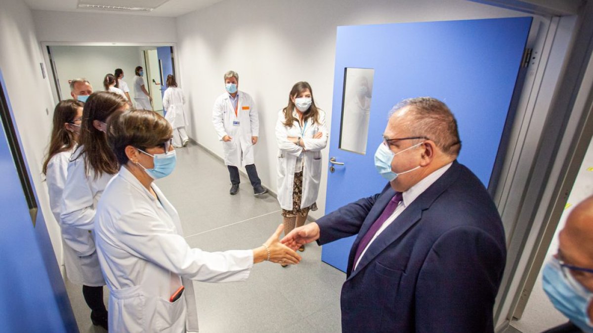El consejero de Sanidad en una visita al Hospital Santa Bárbara. MARIO TEJEDOR
